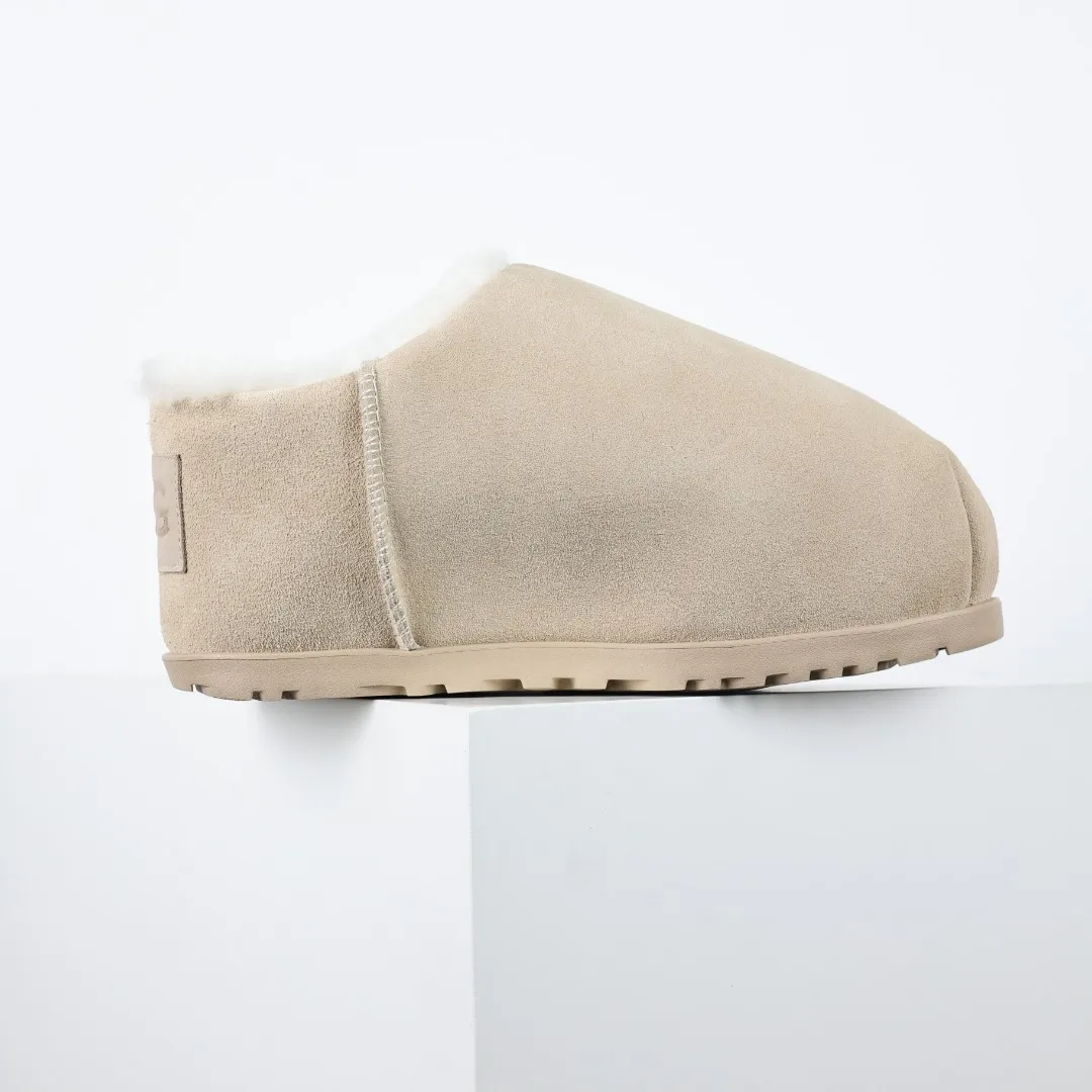 Pick up locally 💰660 Core recommended good price It is a very suitable choice for keeping warm in winter and at home. In the new year, uug has launched a series of styles, which are partial to the preferences of young consumers and have also moved to the forefront of fashion trends. Shoe body material Water-repellent coated suede upper 17mm UGGPURE™ implanted wool insole Lightweight non-slip comfortable rubber outsole With brand LOGO trademark Comes with a full set of packaging Size: 35 36 37 38 39 40